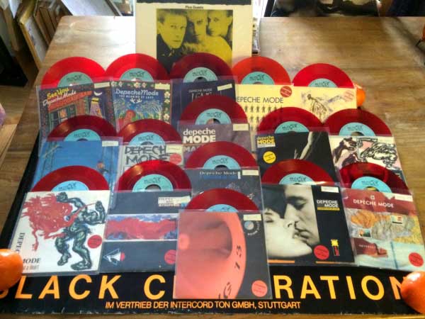 Bild der roten Erstauflagen von Volker Violator Daschmann, DE/ CH Bild der roten Erstauflagen von Volker Violator Daschmann, DE/ CH