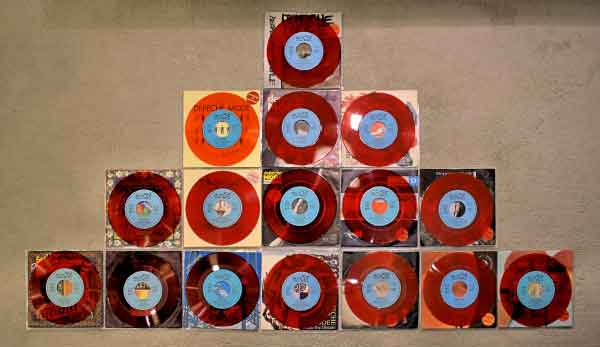 Bild der roten Erstauflagen von Alexander Jentsch, Leipzig, DE Bild der roten Erstauflagen von Alexander Jentsch, Leipzig, DE