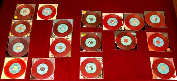 Bild der roten Erstauflagen von Paul Villegas, South Pasadena, California, USA Bild der roten Erstauflagen von Paul Villegas, South Pasadena, California, USA