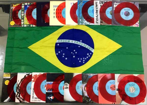 Bild der roten Erstauflagen von Enock DM, Recife, Brasilien Bild der roten Erstauflagen von Enock DM, Recife, Brasilien