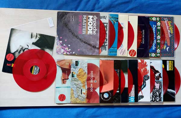 Bild der roten Erstauflagen von Stefan aka Pimpfviolator, DE Bild der roten Erstauflagen von Stefan aka Pimpfviolator, GER