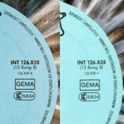 Vergleich der Label von Erstauflage (links) und TCC (rechts).